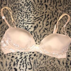 Victoria’s Secret Angels Demi Bra​​​​​​​